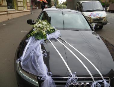 Цветы для оформления автомобиля на свадьбу «Белая чайка»