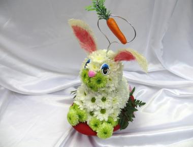 Игрушка из цветов «Кролик в шляпке»