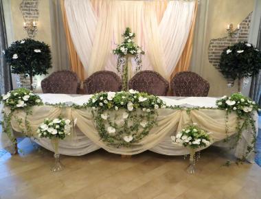 Цветы для оформления свадебного зала. Отель «Аврора»