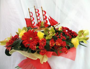 Букет цветов с кораблем «Путь с Алыми парусами »