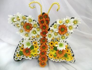 Бабочка из цветов «Красавица»