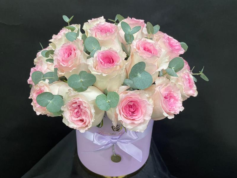 cvety v shlyapnoi korobke