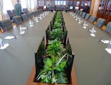 Цветы на официальные мероприятия «Удачный день» на стол переговоров (А)