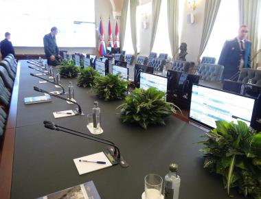 Цветы на официальные мероприятия  «Удачный день» на стол переговоров (Б)