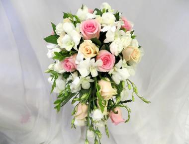Букет невесты из роз «Водопад любви»