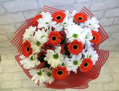 Букет цветов «Красное и белое»