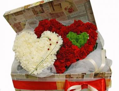 Сердце из цветов на 14 февраля «Коробочка любви»