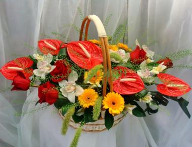 Корзина цветов на 8 марта «Страсть»
