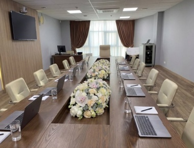 Композиция из живых цветов на стол для совещаний «Флагман офиса №1» 