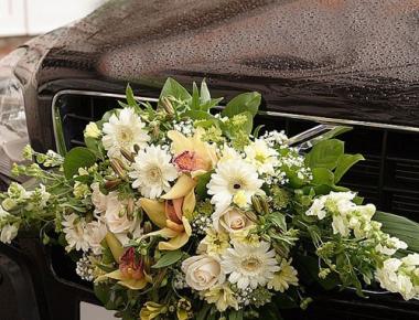 Цветы для украшения свадебной машины «Жизнь прекрасна красотой»