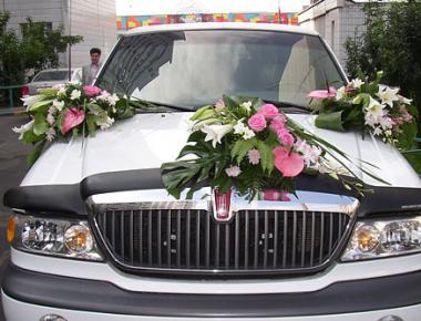 Цветы для украшения свадебной машины «Мы счастливы»