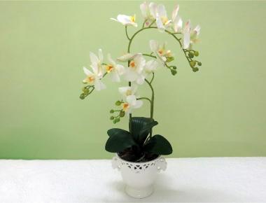 «Белый аист» из искусственных цветов