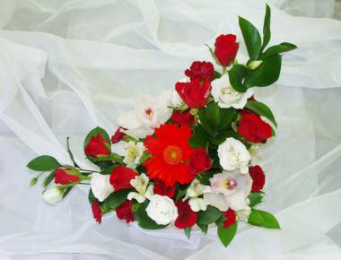 Композиция с цветами «Люблю тебя»