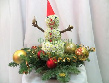 «Счастливый снеговик» с еловыми ветками