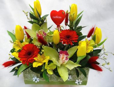 Цветы в деревянном ящике «Любовь»