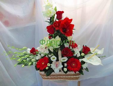 Корзина цветов на 8 марта «Дорогая»