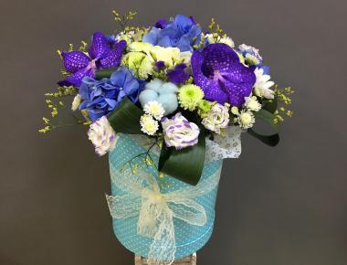 Цветы в шляпной коробке «Какое небо голубое»