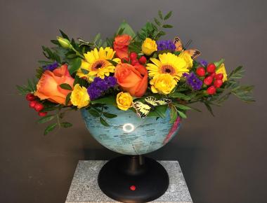 Цветы на день учителя «Глобус с цветами»