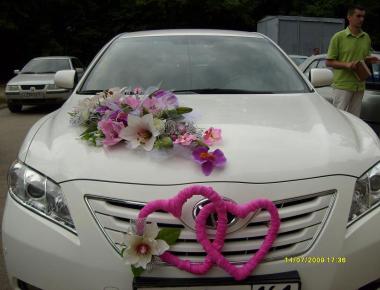 Романтичное украшение машин на свадьбу