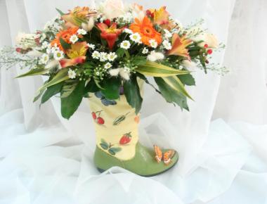 Композиция из цветов «Счастливый сапожок»