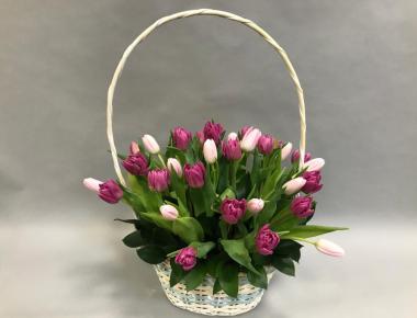 «Волнующее чувства весны» Корзина с тюльпанами
