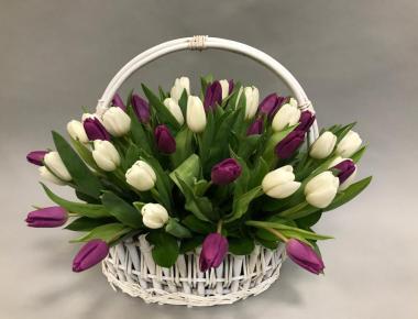 «Весна – свежие отношения» Корзина с тюльпанами