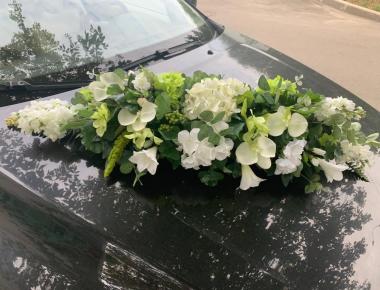 Как украсить свадебное авто живыми цветами