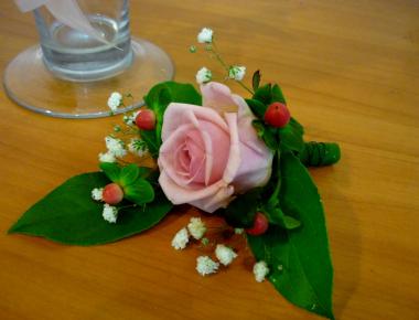 Бутоньерка жениха «Роза гиперикум»