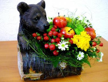 Композиция с цветами «Мишка с цветами»