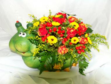 Композиция из цветов «Цветочная гусеница»