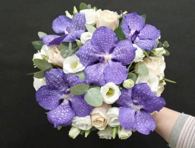 Свадебный букет с орхидеями «Мир в синеве глаз»