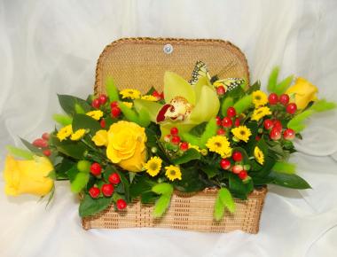 Композиция с живыми цветами «Сундучок с цветами 2»
