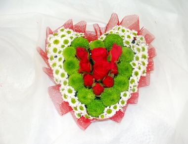 Сердце из цветов на 14 февраля  «Клубничное сердце»