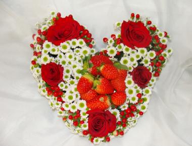 Сердце из цветов на день влюбленных  «Сладку ягоду»