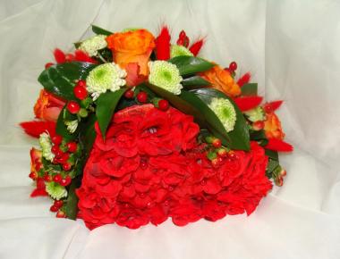Сердце из цветов на 14 февраля «Люблю тебя»