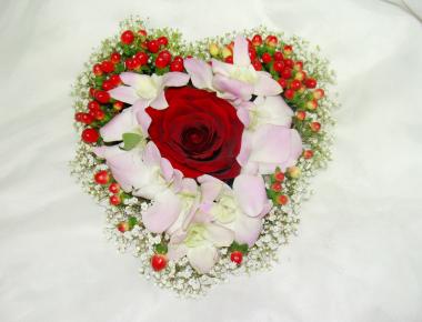 Сердце из цветов на 14 февраля  «Подарок девушке»
