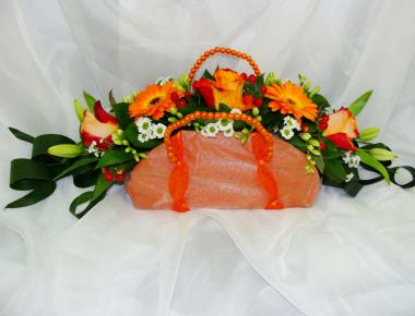 Композиция с цветами «Сумочка с цветами 8»