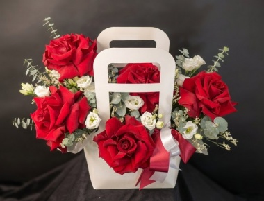 Композиция из красных роз «Любовь с первого взгляда»
