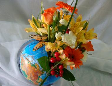 Композиция из цветов на день учителя «Глобус»