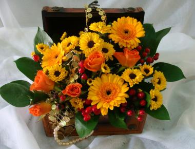 Композиция из цветов «Сундучок с сокровищами»