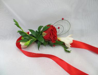 Браслет из цветов на руку «Красные розы»
