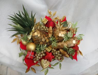 Новогодняя композиция «Золотой ананас»
