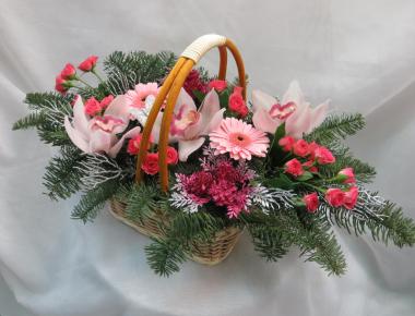 Корзина живых цветов «Новогодняя»