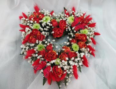 Сердце из цветов на 14 февраля «Любимой» из цветов