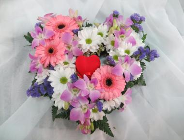 Цветы на 14 февраля «Радужное сердце»