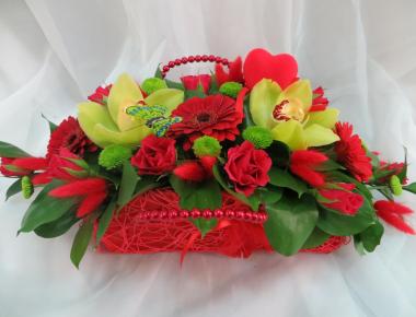 Композиция из цветов «Красная сумочка»
