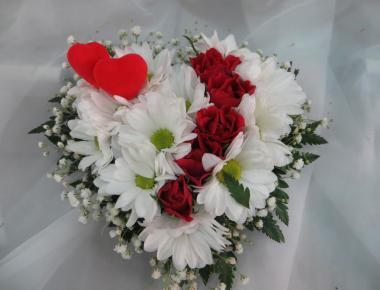 Сердце из цветов на Валентинов день «Стрела Амура»