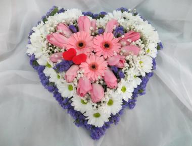 Сердце из цветов на Валентинов день «Пирит»