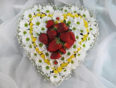 Сердце из цветов к 14 февраля «Сладкое сердце»