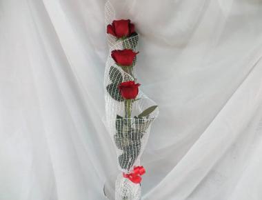 Букет роз «Три бордовые розы»